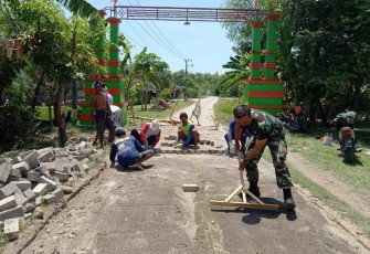 Berjibaku bersama warga pasang paving blok di desa Sumber. Rabu (11/05/2022)