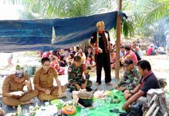 Satgas Yonif Mekanis 643/Wns menghadiri ritual adat pedagi di desa Lubuk Sabuk. Rabu (11/05/2022)