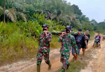 Gerak cepat gunakan tandu membawa ke puskesmas untuk persalinan. Rabu (11/05/2022)