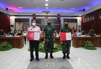 Danrem 121/Abw (tengah) foto bersama bupati Sanggau dan Dandim usai pembukaan TMMD Ke-113 Kodim 1204