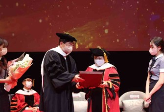 Megawati Soekarnoputri saat menerima gelar profesor dari presiden SIA di kampus SIA Seoul Korea Selatan. Rabu (11/05/2022)