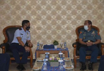 Danlanud Supadio (kiri) berbincang dengan Brigjen TNI (Mar) Yuliandar TD dari tim Lemhanas RI di Mako lanud Supadio. Rabu (11/05/2022)