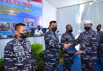 Kasal saat memberikan hadiah lomba foto di INAP 2 Jembrana Bali. Rabu (11/05/2022)