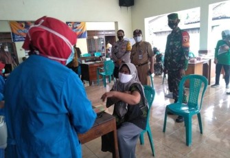 Sertu Sugeng dampingi warga binaannya vaksinasi. Kamis (12/05/2022)