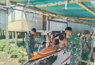 Bantu warga membuat perahu kayu di perbatasan. Kamis (12/05/2022)