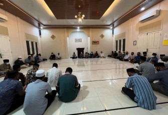 Personil lanud Maimun Saleh berdoa bersama di Nurul Falah. Kamis (12/05/2022)Masjid 