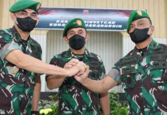 Pangdam (tengah) foto bersama usai sertijab. Jum'at (13/05/2022)