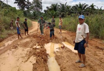 Bersama warga benahi jalan berlobang di perbatasan. Jum'at (13/05/2022)