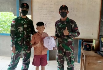 Riang gembira siswa menerima baju seragam dan alat tulis. Jum'at (13/05/2022)