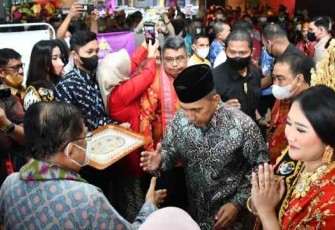 Pangdam Hasanuddin (peci hitam) saat menghadiri pertemuan saudagar Bugis Makassar di hotel Claro. Sabtu (14/05/2022)
