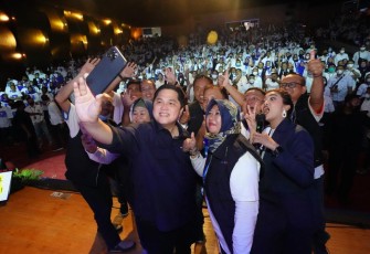 Erick Thohir selfi bersama agen BRILink di Balai Pemuda Surabaya. Sabtu (14/05/2022)
