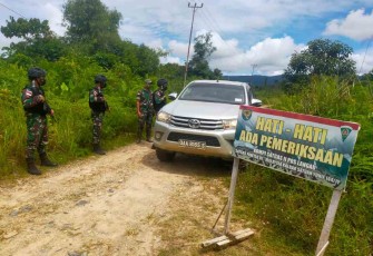 Kendaraan R4 tak luput dari pemeriksaan satgas Yonif 144/JY. Sabtu (14/05/2022)