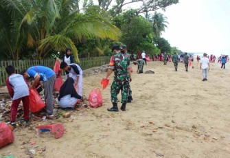 Bersihkan pinggir pantai bersama siswa sekolah. Jum'at (13/05/2022)