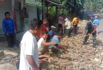 Berjibaku bantu warga binaan mengecor halaman rumah. Sabtu (14/05/2022)