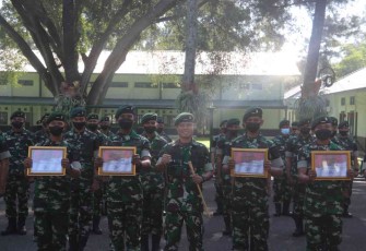 Danyonif Raider 300/Bjw (tengah) bersama prajurit terbaiknya. Jum'at (13/05/2022)