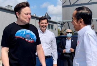 Presiden Jokowi saat bertemu dengan CEO Tesla Elon Musk, pada 14 Mei 2022 di markas SpaceX, Boca Chica, Amerika Serikat. 