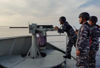 Prajurit KRI Banjarmasin-592 latihan penembakan. Sabtu (14/05/2022)