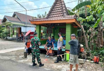 Koptu Titus sambangi warga binaan di pos ronda himbau prokes. Senin (16/05/2022)