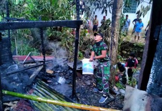 Berjibaku padamkan kobaran api rumah warga di perbatasan. Senin (16/05/2022)