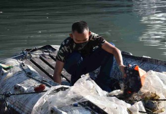 Prajurit Kolinlamil bersihkan sampah plastik dari laut. Senin (16/05/2022)