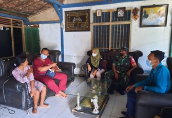 Serda Wuryanto dampingi pengobatan ODGJ di desa Sambirejo. Selasa (17/05/2022)