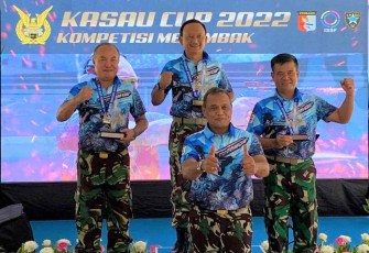 Pangkoopsud I (tengah belakang) menjadi juara I pistol 20 meter. Selasa (17/05/2022)