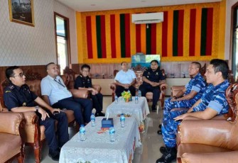 Danlanud MUS (kanan) saat menerima kepala bea cukai Sabang. Selasa (17/05/2022)