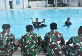 Prajurit Koarmada III saat menerima penjelasan instruktur Scuba Dover. Selasa (17/05/2022)