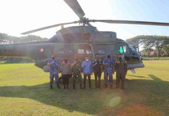 Danlanud Iswahjudi (kiri) foto bersama usai patroli udara bersama forkopimda. Selasa (17/05/2022)
