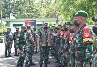 Asops Panglima TNI saat cek kesiapan Satgas Yonif 405/SK. Selasa (17/05/2022)