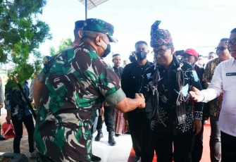 Danrem 142/Tatag menyambut langsung Pj. Gubernur Sulbar di Bandara Mamuju. Rabu (18/05/2022)