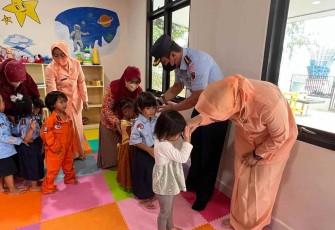 Danlanud saat menyalami murid sekolah Paud Angkasa. Rabu (18/05/2022)