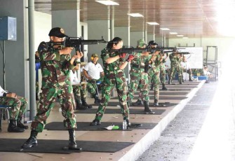 Asah keterampilan prajurit dalam ajang lomba menembak HUT Hardikal-76. Rabu (18/05/2022)