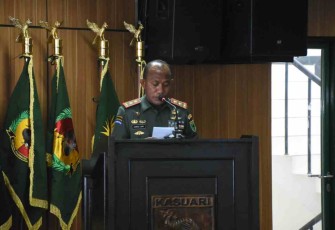 Pangdam Kasuari saat memberikan sambutan taklimat awal audit kinerja itjen TNI di Makodam. Rabu (18/05/2022)