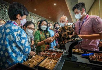 Menteri Teten (batik) saat melihat produk perhiasan perak UMKM di Yogyakarta. Rabu (18/05/2022)