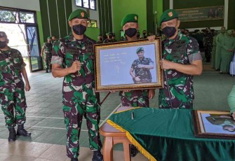 Danrem (kanan) menerima cenderamata dari prajuritnya. Rabu (18/05/2022)