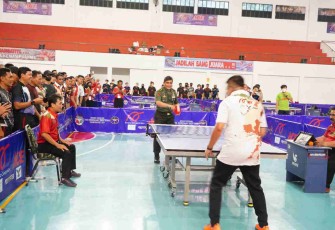 Brigjen TNI Husein Sagaf saat membuka kejuaraan dengan pemukulan bola pertama di GOR Nanggala Kopassus Jakarta. Rabu (18/05/2022)