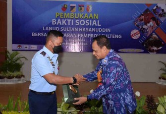 Danlanud Sultan Hasanuddin saat memberikan cenderamata ke Wakil Gubernur Sulteng. Kamis (19/05/2022)