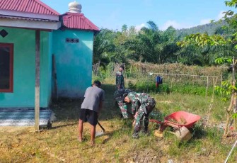 Bersihkan lingkungan musholla di perbatasan. Kamis (19/05/2022)