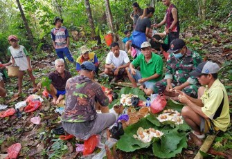 Makan bersama di pinggir hutan syukuran panen padi melimpah di perbatasan. Jum'at (20/05/2022)