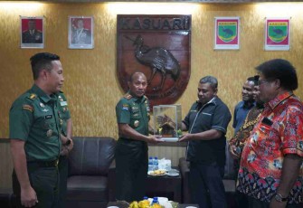 Saat Pangdam Kasuari menerima cendera mata. Rabu (18/05/2022)