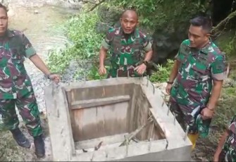 Saat meninjau pos satgas Tahota Yonif RK 136/TS. Jum'at (20/05/2022)