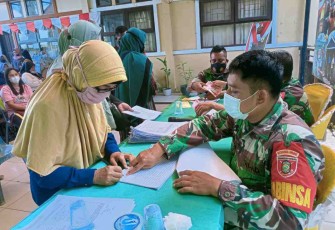 Warga terima BLT minyak goreng di Koramil 03/Loa Janan