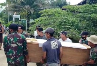 Satgas membantu pemakaman warga di perbatasan 