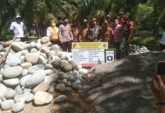 Pembangunan plat duiker Desa Manjuto Jaya