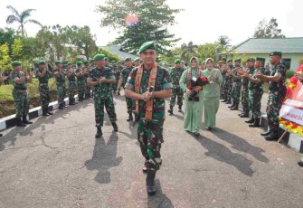 Yel yel prajurit menyambut Danrem 121/Abw yang baru