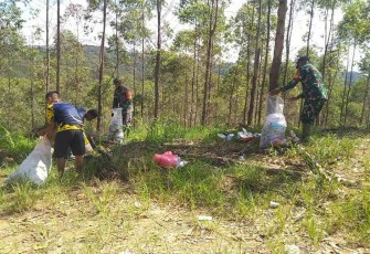Bersihkan sampah di area IKN Nusantara 