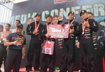 Foto bersama Juara lomba Kopassus 1st National Indoor Skydiving Championship