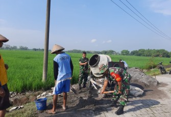 Bersama warga perbaiki talud
