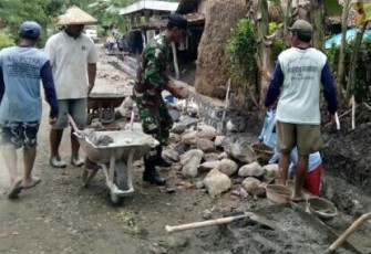 Gotong royong bangun drainase di desa Garon